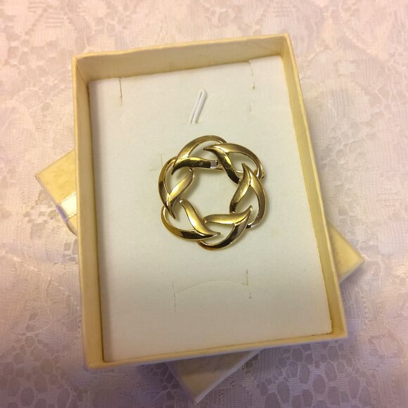 Vintage Gold Tone Circle Link Braided Wreath Brooch Timeless VTG Jewelry Pin - Picture 2 of 9